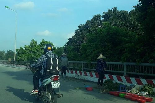 Mặt cầu biến thành chợ