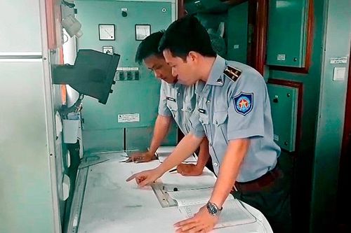 Tàu Kiểm ngư Việt Nam cứu tàu cá ngư dân