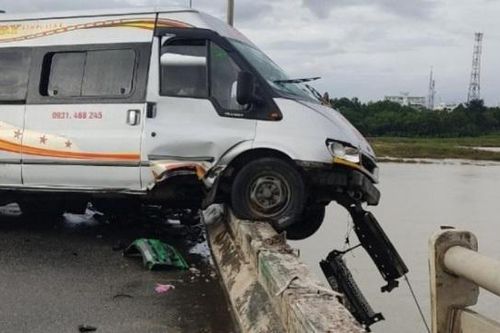 Tai nạn giao thông mới nhất hôm nay ngày 16/10: Tai nạn liên hoàn, xe khách nằm vắt vẻo trên cầu