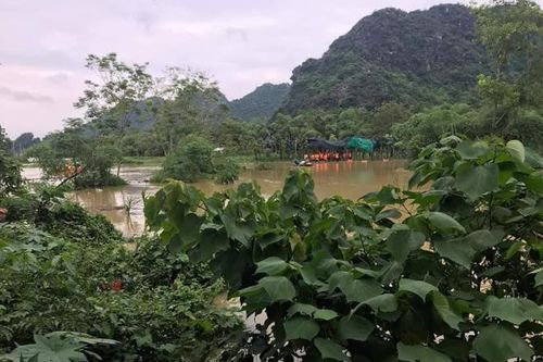 Ninh Bình: Hai học sinh bị lũ cuốn trôi khi đi qua đường ngập