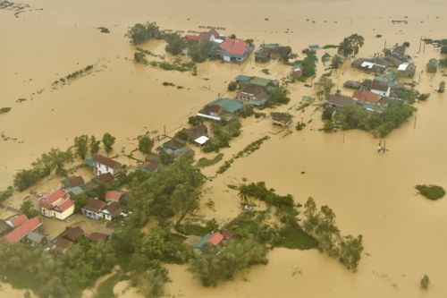 Vì sao miền Trung hứng mưa lũ lớn kéo dài?