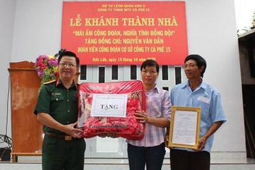 Trao nhà' Mái ấm Công đoàn' cho công nhân Công ty TNHH – MTV Cà phê 15