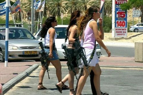 Gái trẻ Israel mang súng ra đường: Đừng sợ, họ là quân nhân!