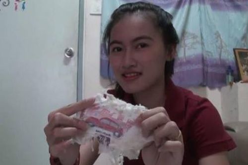 Mua chiếc gối rẻ bèo dùng suốt 2 năm, tới khi vỏ sờn rách mới phát hiện sự thật khủng khiếp
