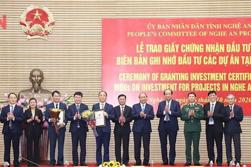 Nghệ An trao Giấy chứng nhận đầu tư cho 2 dự án 400 triệu USD