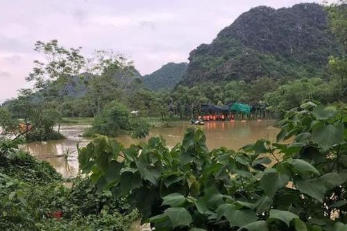 Hai cháu bé 13 tuổi bị nước lũ cuốn tử vong