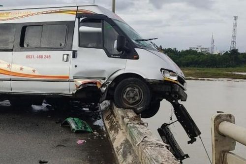 Va chạm liên hoàn, xe khách nằm vắt vẻo trên thành cầu