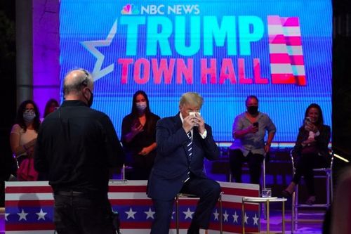 Ông Trump vấp phải nữ MC 'khó nhằn'