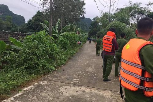 Huy động hơn 200 người tìm kiếm 2 cháu bé bị nước lũ cuốn trôi