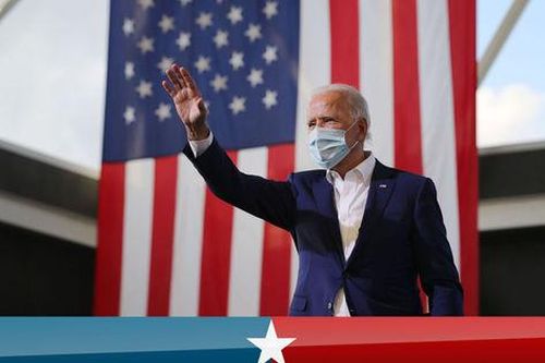 Ông Joe Biden đi cùng máy bay với người mắc COVID-19