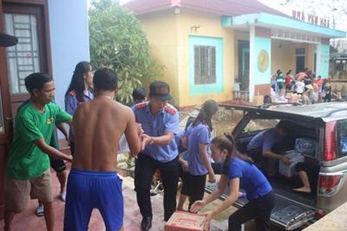 Tuổi trẻ VKSND tỉnh Quảng Trị tặng quà người dân vùng lũ lụt