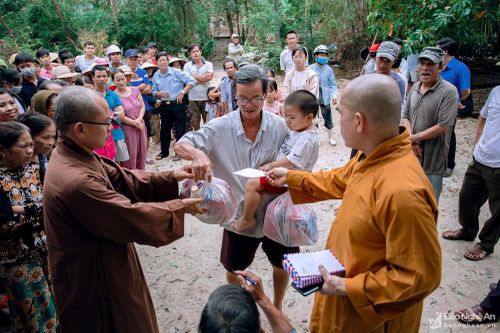 Các chùa Nghệ An trao hàng nghìn suất quà cho người dân vùng lũ miền Trung