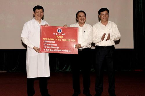 Bộ Y tế tặng Nghệ An hàng trăm thiết bị y tế