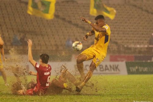 Ngoại binh tỏa sáng, Sông Lam Nghệ An đánh bại Hải Phòng vào phút chót