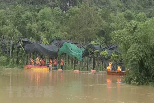 Hòa Bình: Đi qua ngầm, hai học sinh lớp 8 bị lũ cuốn trôi