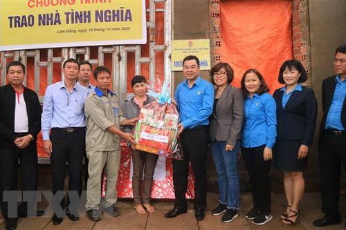 Khối thi đua Công đoàn Viên chức trao nhà tình nghĩa tại Lâm Đồng