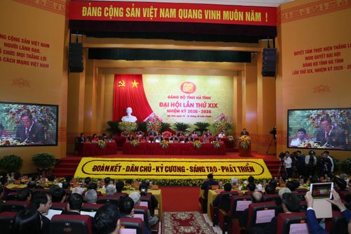 Đại biểu dự Đại hội Đảng bộ Hà Tĩnh ủng hộ bão lũ miền Trung
