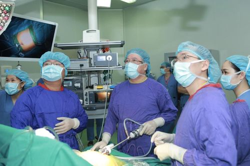 Phẫu thuật thu nhỏ dạ dày để chữa bệnh béo phì cho cô gái nặng 95kg