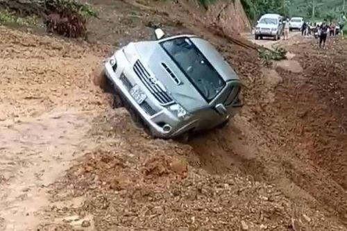 Cận cảnh Toyota Hilux bị đất lở chôn vùi trong mưa lũ ở Sơn La