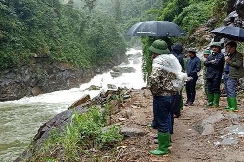 Huy động hàng trăm người tìm kiếm 2 nạn nhân bị lũ cuốn trôi khi đi qua suối