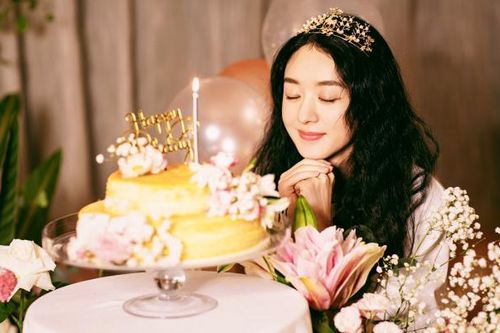 Triệu Lệ Dĩnh như một nàng công chúa nhỏ, rạng ngời đón sinh nhật tuổi 33
