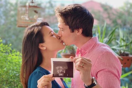 Khoe ảnh tình tứ bên chồng Tây, MC Hoàng Oanh bị nghi có bầu lần 2 bởi dòng chú thích 'lạ'