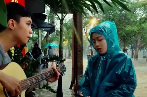 Khoe giọng hát trong trẻo giữa trời mưa lũ, nữ sinh khiến dân mạng ráo riết 'truy tìm' danh tính