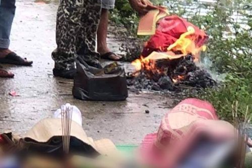 Đi qua đoạn đường ngập nước, hai anh em họ bị nước lũ cuốn tử vong thương tâm