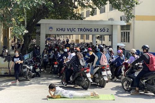 Sinh viên ĐH Kinh tế Quốc dân ra mắt bộ ảnh 'Chiếu Trải' gửi tặng 'đàn em' khóa mới với nhiều ngụ ý cực ấn tượng