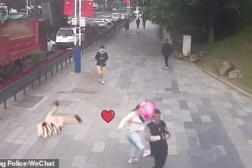 Sàm sỡ gái xinh trên đường, người đàn ông nhận cái kết ê chề