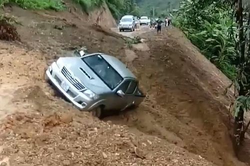 Clip: Sạt lở đất ở Sơn La làm trôi xe bán tải, vài người vẫn liều lĩnh lại gần quay clip