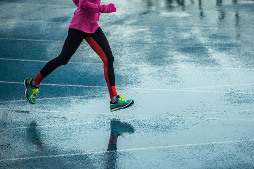 Tập luyện thể thao trong mùa mưa cần chú ý điều gì để tránh gặp các vấn đề về sức khỏe?