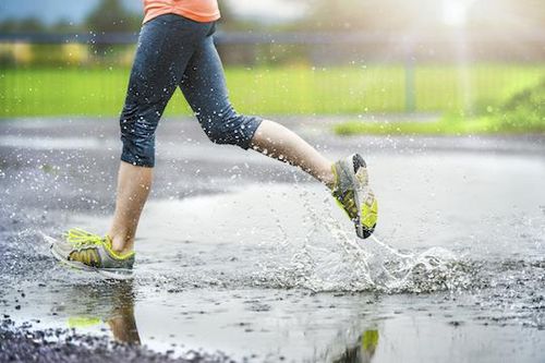 Chạy bộ mùa mưa thông minh để thời tiết không gây cản trở đam mê luyện tập thể thao
