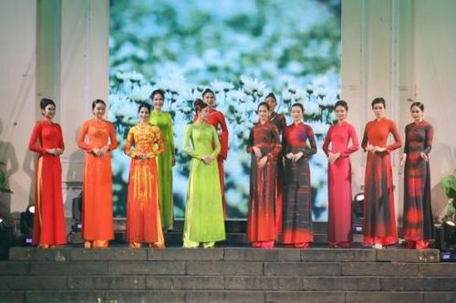 Thiết kế độc đáo bộ sưu tập 'Sắc hoa' gây ấn tượng tại Lễ hội áo dài TP.HCM