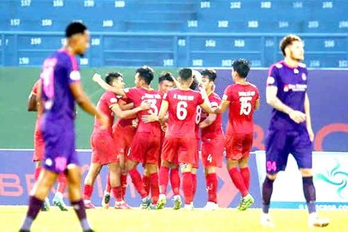 Khúc quanh V.League: Ngôi đầu đổi chủ