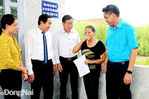 Hiệu quả từ mô hình cán bộ, đảng viên giúp người nghèo
