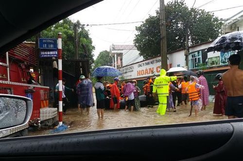 Dùng thuyền cứu hộ cao su vận chuyển học sinh ra khỏi khu vực trường học