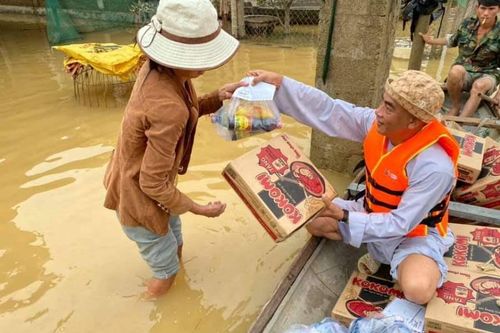 Cứu trợ đồng bào bị lũ lụt, hỗ trợ mổ mắt