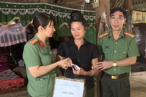 Hội phụ nữ Công an tỉnh Sơn La thăm hỏi, tặng quà mẹ liệt sỹ CAND