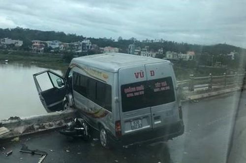 Tai nạn liên hoàn trên cầu, xe khách suýt rơi xuống sông