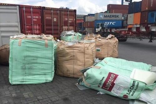 TPHCM: Bắt lô hàng lậu ngụy trang tinh vi bằng tấm nhựa PVC
