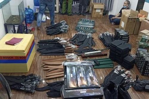 TPHCM: Phá đường dây mua bán công cụ hỗ trợ, vũ khí thô sơ 'khủng'