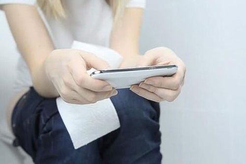 Nếu biết tác hại khủng khiếp này, chắc chắn không còn ai dám sử dụng điện thoại trong nhà vệ sinh