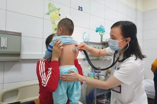 Chuyển mùa, trẻ mắc viêm đường hô hấp tăng đột biến