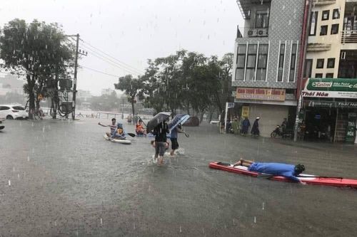 Đường phố Đà Nẵng hóa sông, người dân đổ ra chèo thuyền, bắt cá mặc thành phố can ngăn