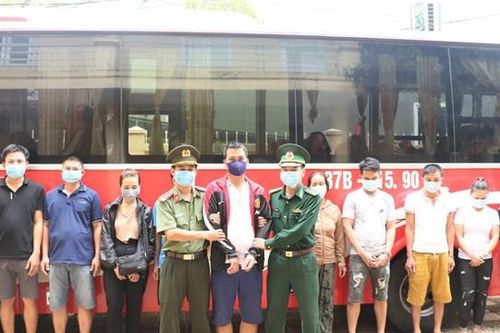 Đang cắt rừng, vượt biên trái phép qua Lào thì bị bắt