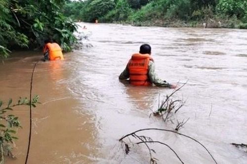 Nghệ An: Tìm kiếm người đàn ông bị lũ cuốn trôi