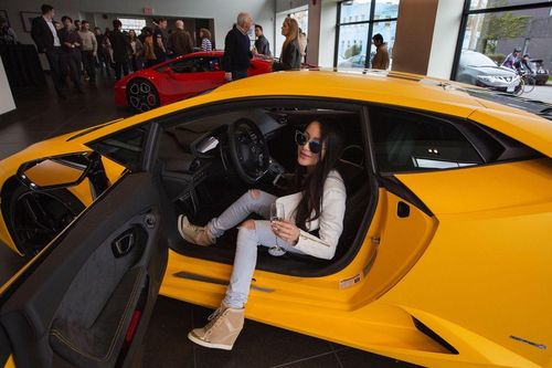 'Rich kid' Trung Quốc thuê chung khách sạn 5 sao, siêu xe để sống ảo