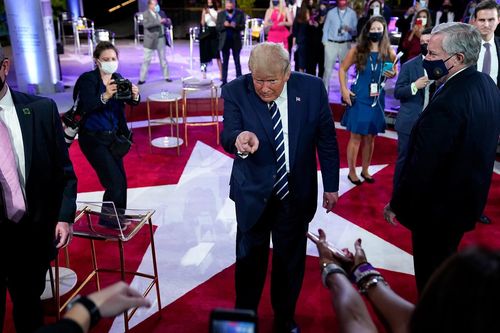 Người phụ nữ gây chú ý phía sau ông Trump trong buổi gặp gỡ cử tri