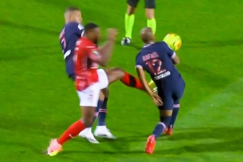 Cú đạp làm tím sườn cựu tiền vệ Barca